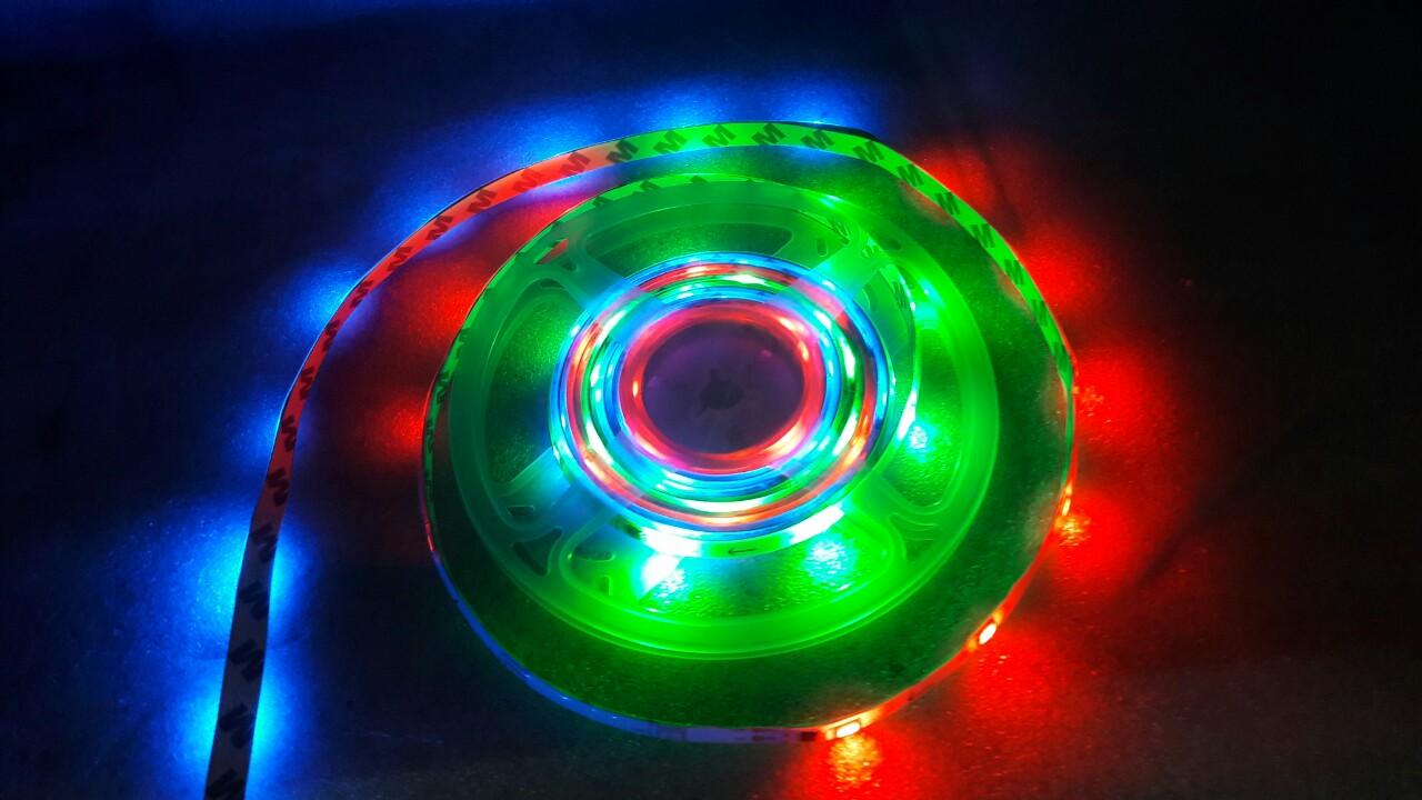 Cuộn dây LED 5M có keo chạy đổi màu