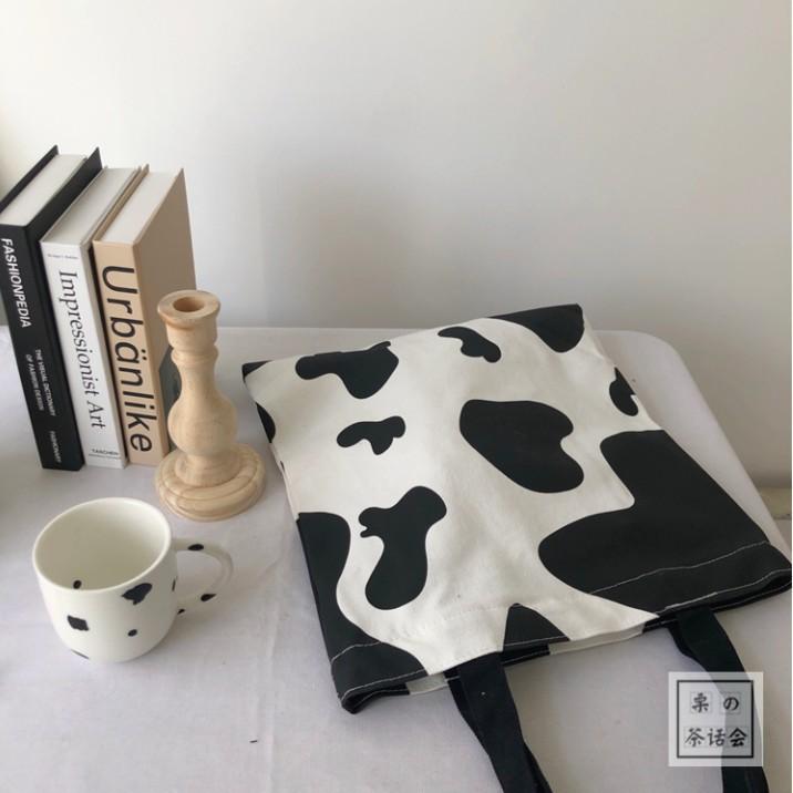 Túi tote  họa tiết bò sữa thời trang cho nam và nữ kiểu mới có khóa kéo vừa A4 style Kitishop️