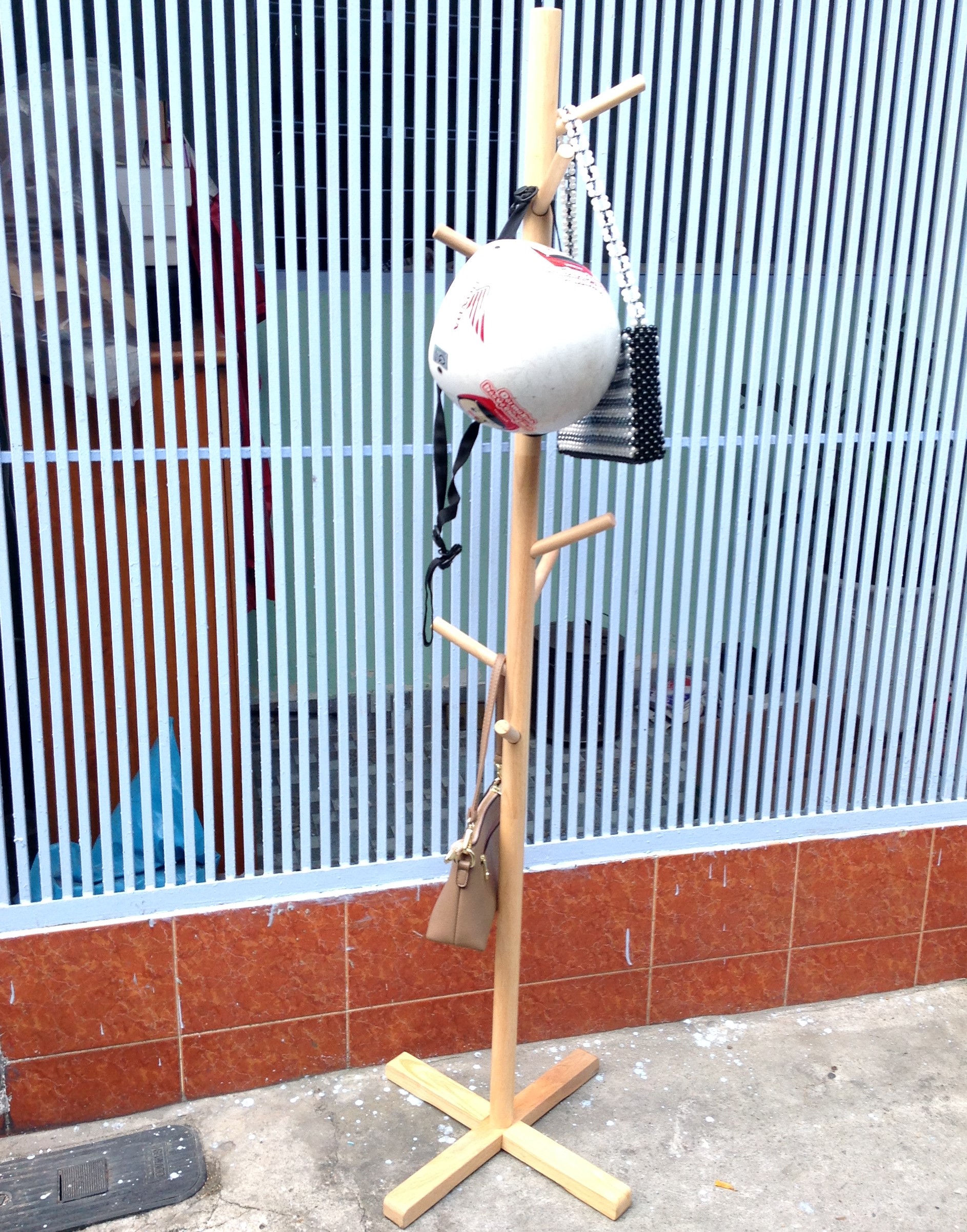 Cây treo móc áo 152 cm gỗ cao su đã qua xử lý chống mối mọt, chịu nước bền, bóng láng mọi khía cạnh, chất lượng hơn gỗ thông và MDF.