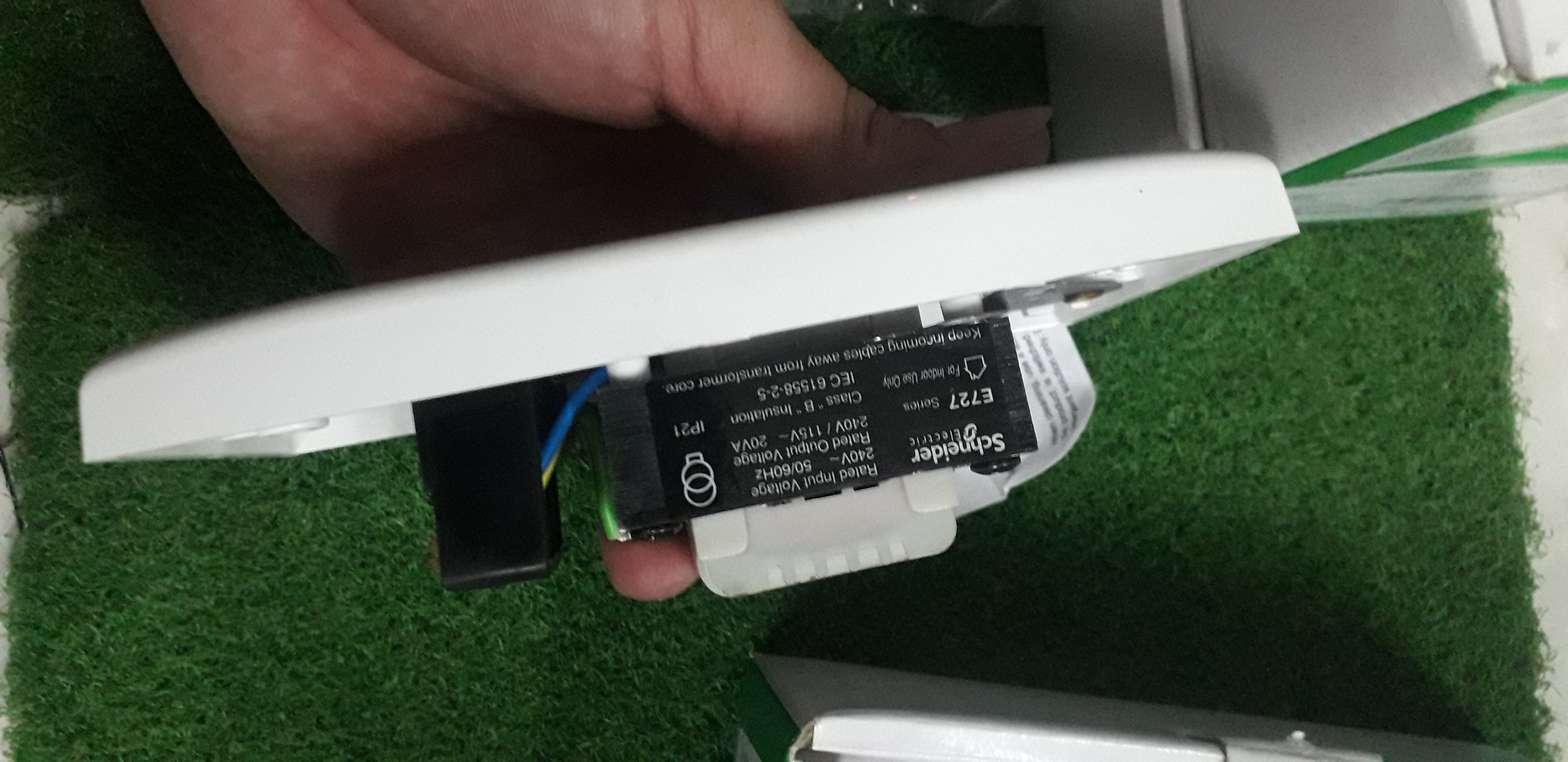 Ổ cắm dao cạo râu E727 WE G19 Schneider - Màu trắng, điện áp 115/240 Vac