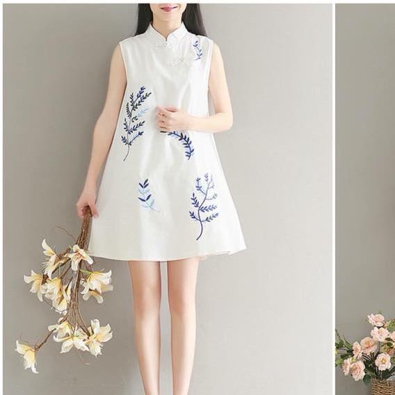 Đầm suông trắng thêu cổ tàu
