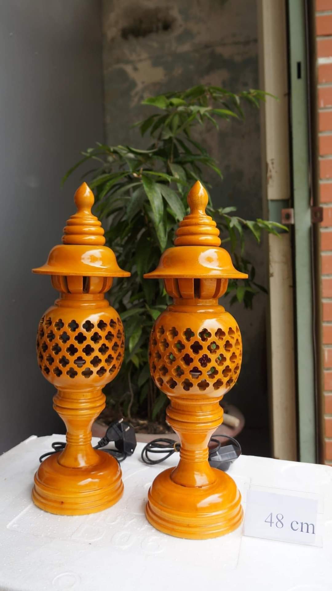 Cặp Đèn Thờ Gỗ Tràm Bông Vàng Cao 34cm