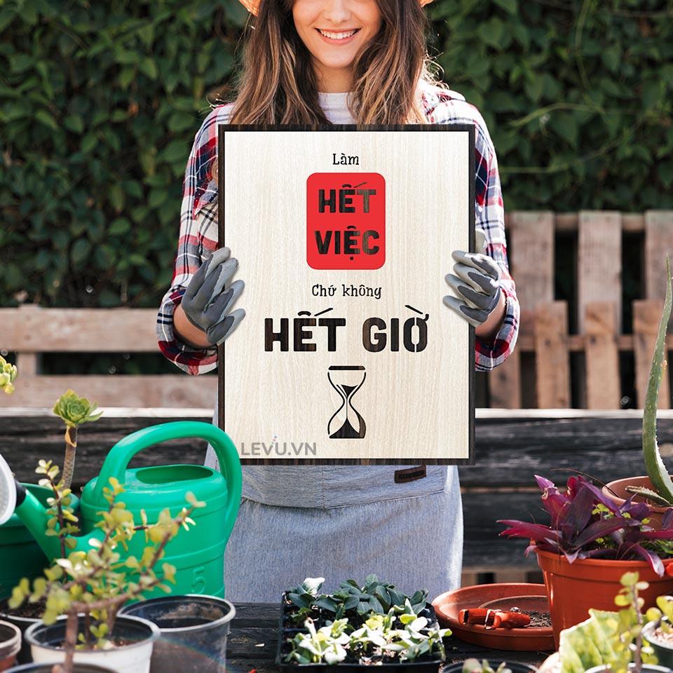 Tranh treo tường gỗ LEVU LV119 "Làm hết việc chứ không hết giờ"