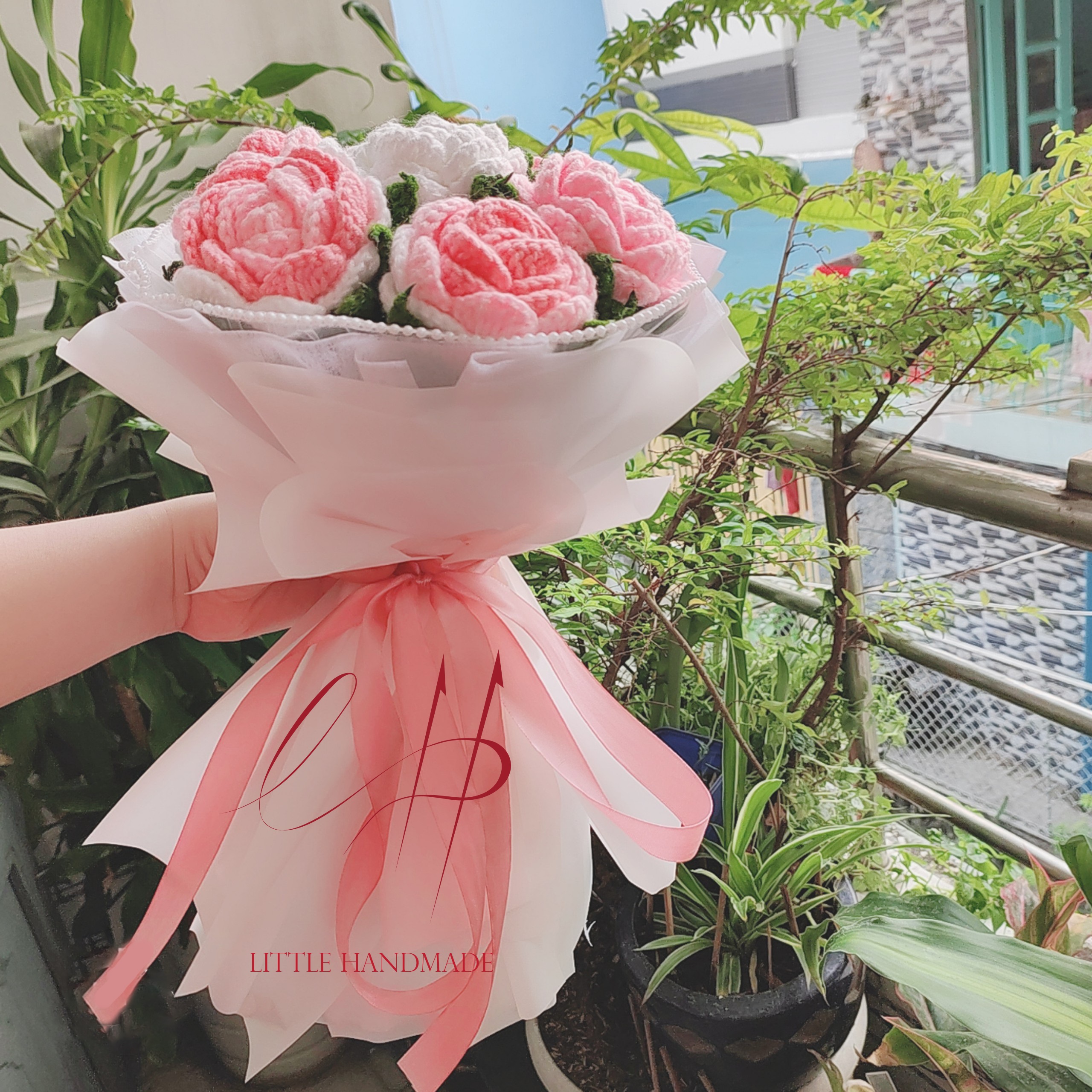 Bó hoa hồng bằng len handmade size vừa 25 x 35 cm