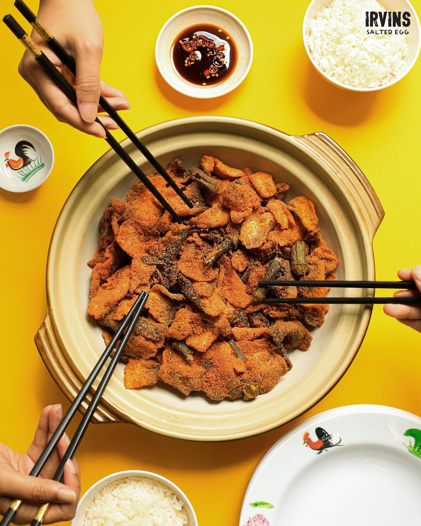 Combo IRVINS Khoai tây 230g + Da cá cay 105g - IRVINS Salted Egg Potato Chips & Hot Boom Fish Skin