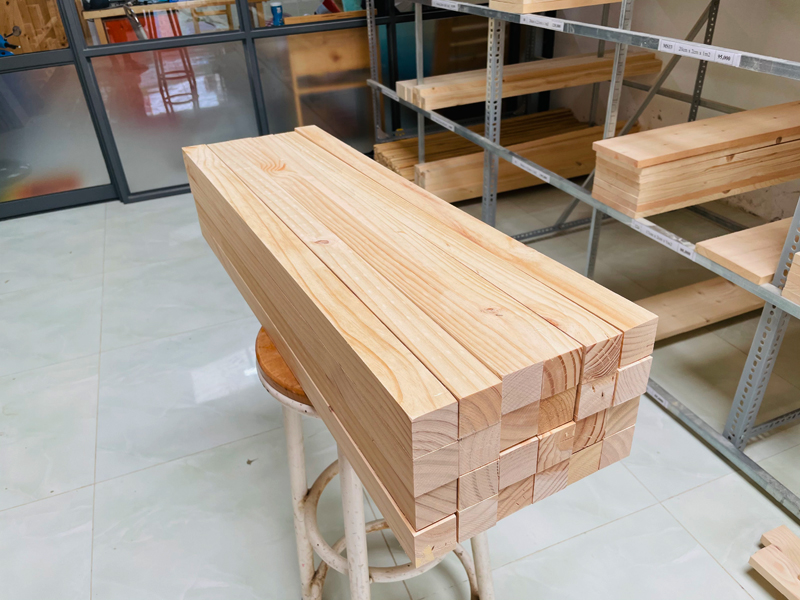 Thanh gỗ thông vuông 4cm x 4cm x dài 100cm + láng mịn 4 mặt