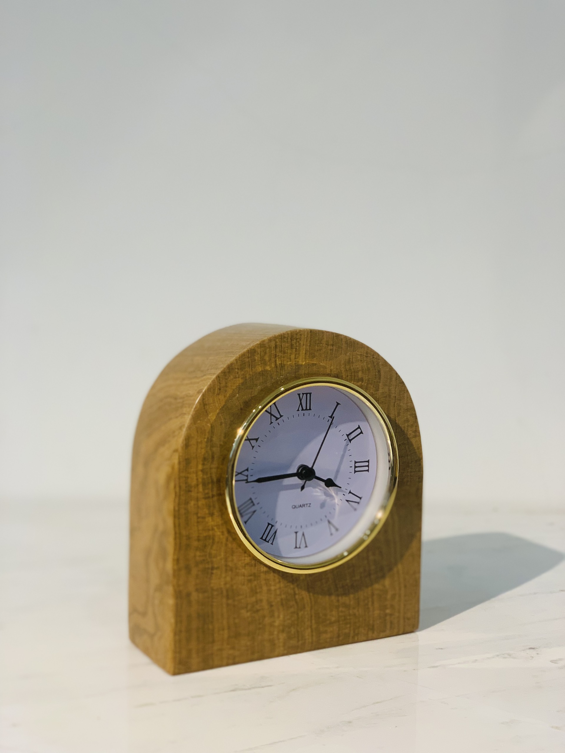 Đồng hồ để bàn đá tự nhiên DH02 bầu dục màu Vàng vân gỗ (Mặt số La mã - Mặt trắng )