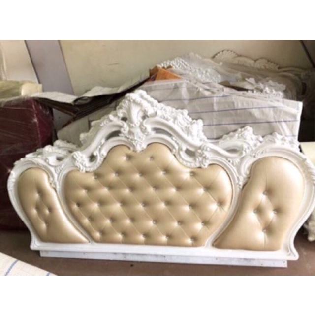 Giường tân cổ điển