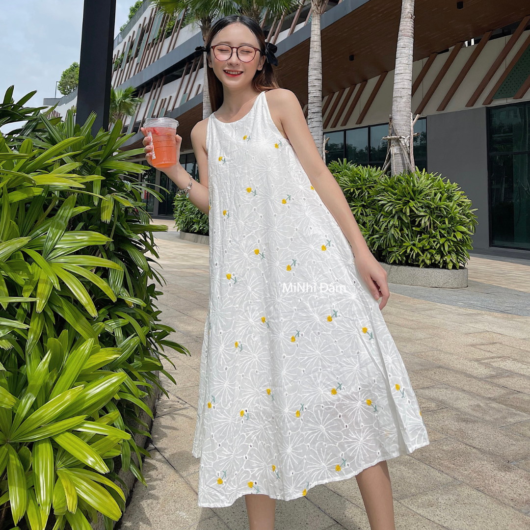 Đầm yếm dáng suông form rộng, Váy 2 dây màu trắng Cao Cấp kate thêu hoa nhí, sát nách cổ tròn MiNhi Đầm