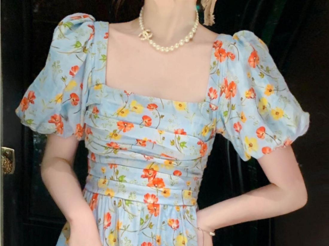 TOBE1SHOP Màu xanh vuông cổ bong bóng tay áo hoa đầm phụ nữ 2023 mùa hè cao cấp cảm giác cao cấp cổ điển đầm dài tinh tế