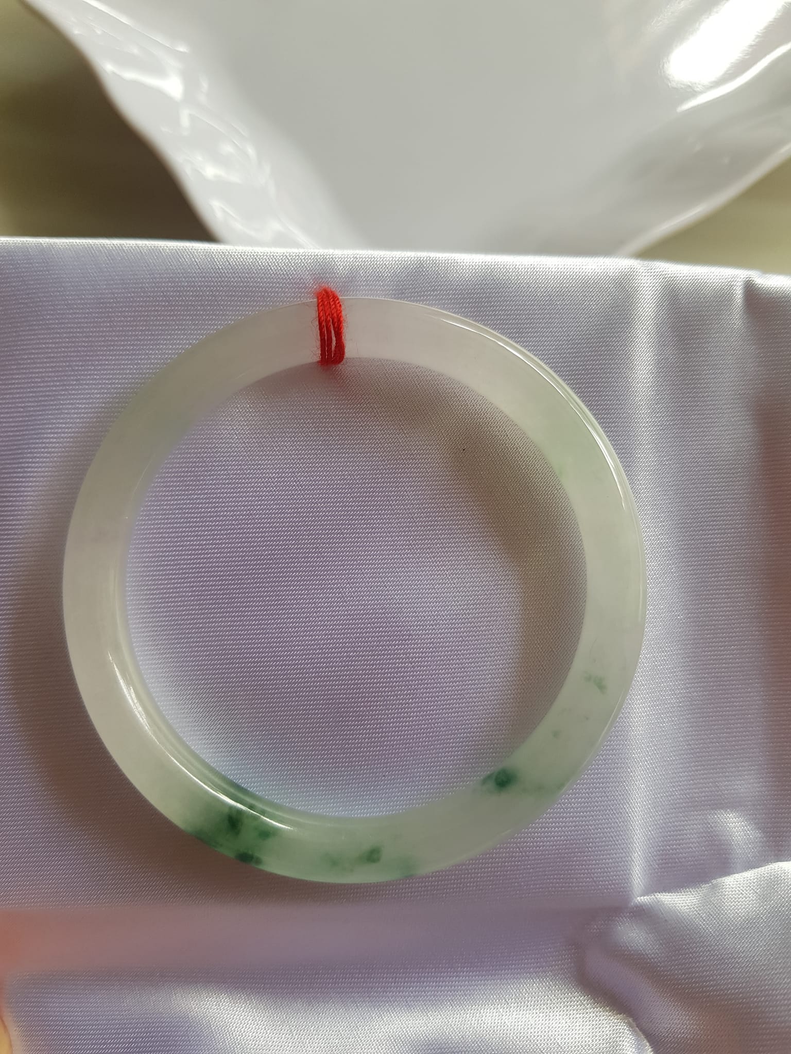 Vòng đeo tay Nữ đá cẩm thạch tự nhiên Tím Lý 50mm x cọng nhỏ 6,2 mm màu trắng bóng 1 bên xanh lý đậm ánh tím nhẹ thiệt đẹp Màu trắng bóng 1 bên xanh lý đậm ánh tím nhẹ thiệt đẹp Nữ cân Nặng 50kg-55kg đeo đẹp ạ
