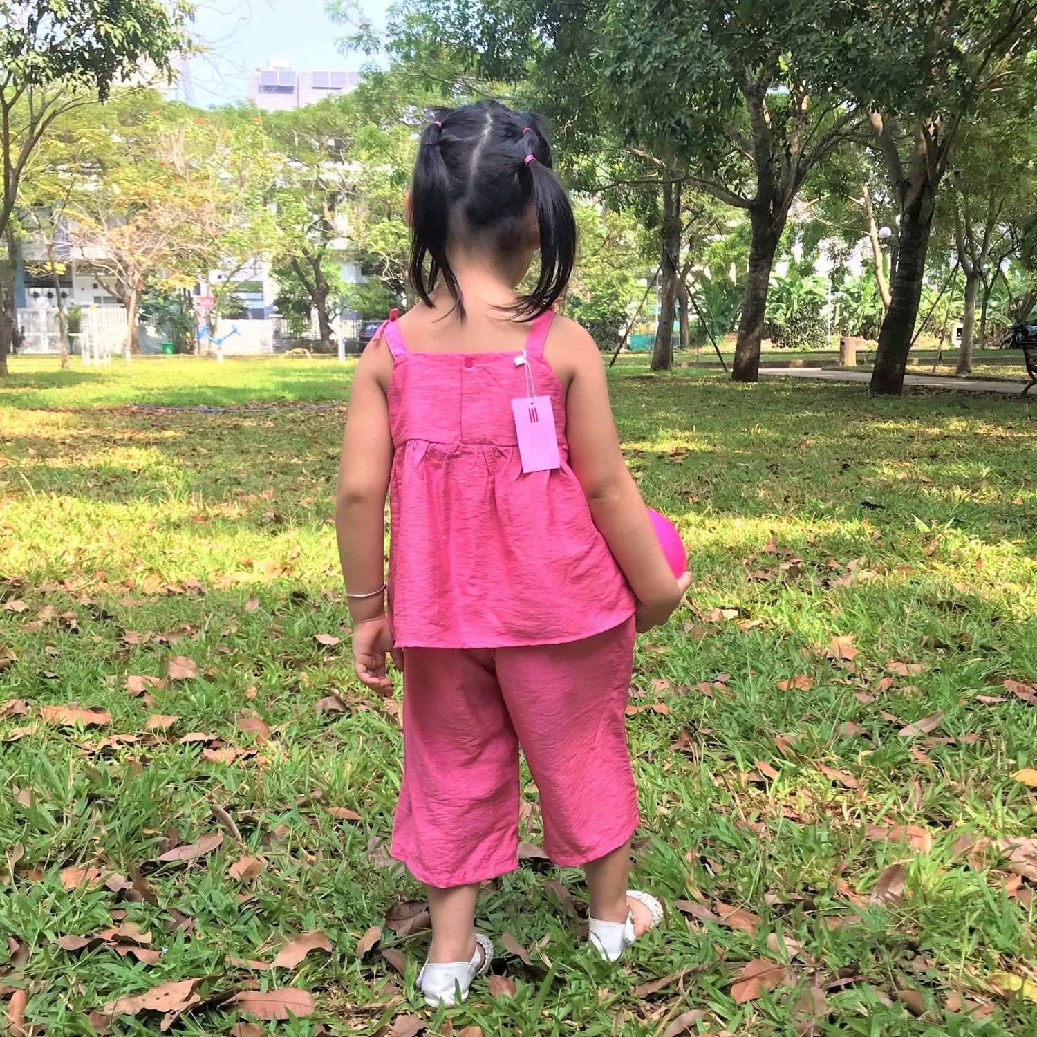 G00000312 Set áo dây quần lửng bé gái, vải tơ sọc mịn mát