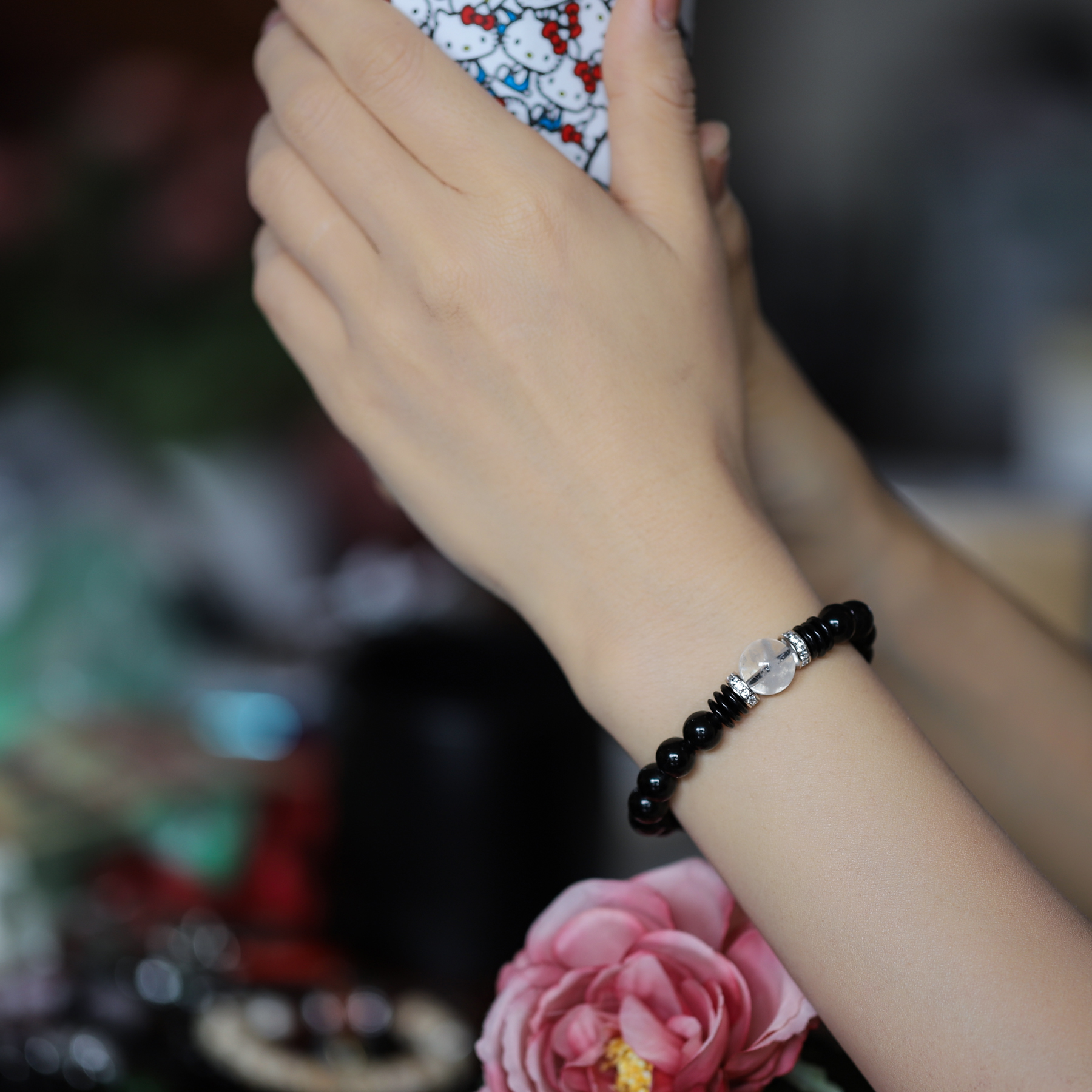 Vòng tay phong thủy đá Mã Não Đen 6 ly mix Thạch Anh Trắng by Anqlo