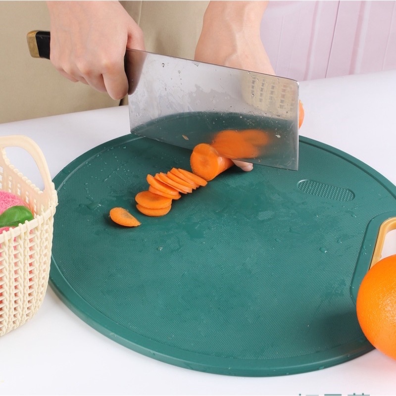 Thớt xanh , thớt nhựa tròn , kháng khuẩn có tay cầm, thiết kế các đường gân giúp không để lại vết cắt , chống mốc , chống trơn trượt , xoay 360 độ dễ dàng vệ sinh vô cùng tiện lợi