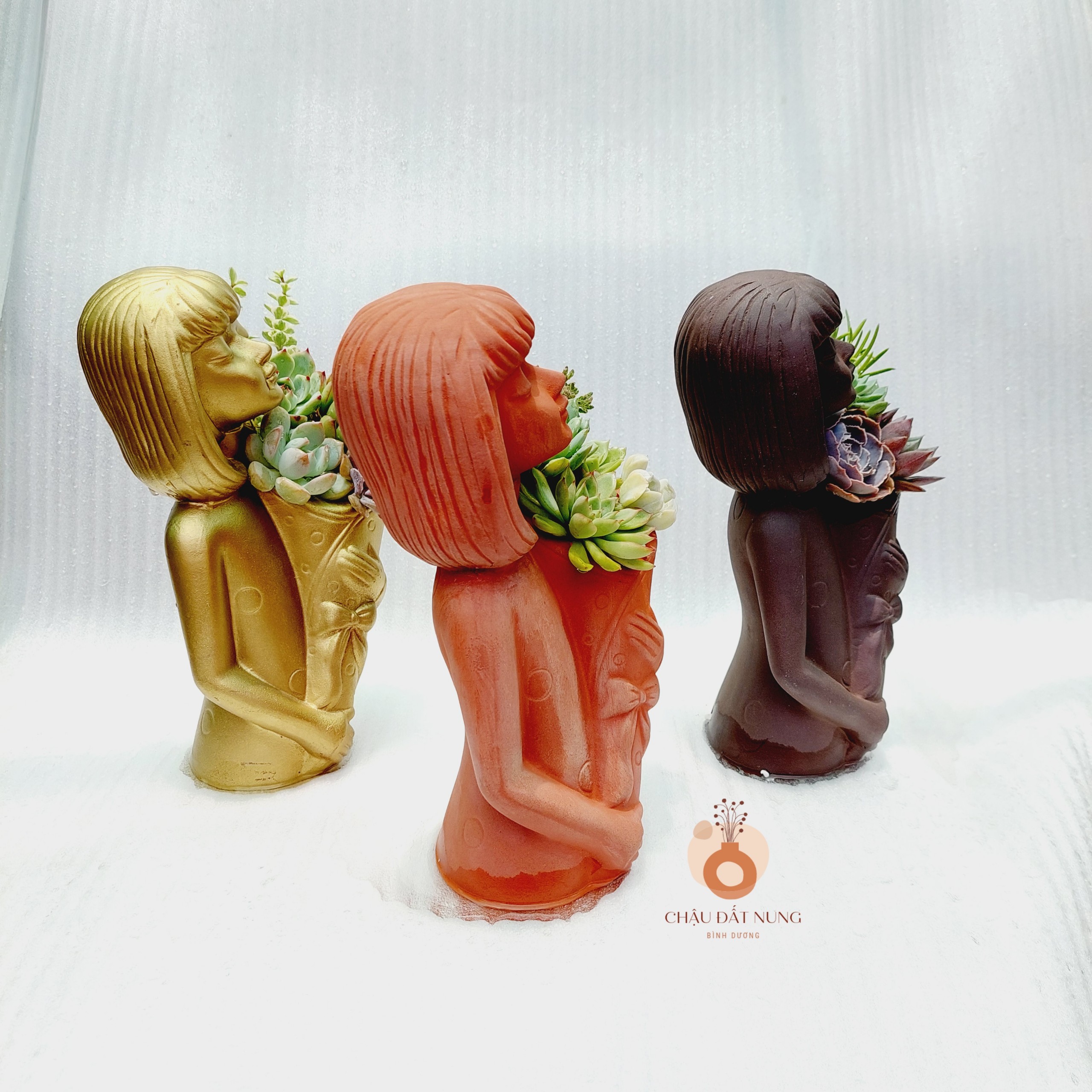 Chậu đất nung Bình Dương - Cô gái Maria, đường kính miệng 10cm, chiều cao 26cm