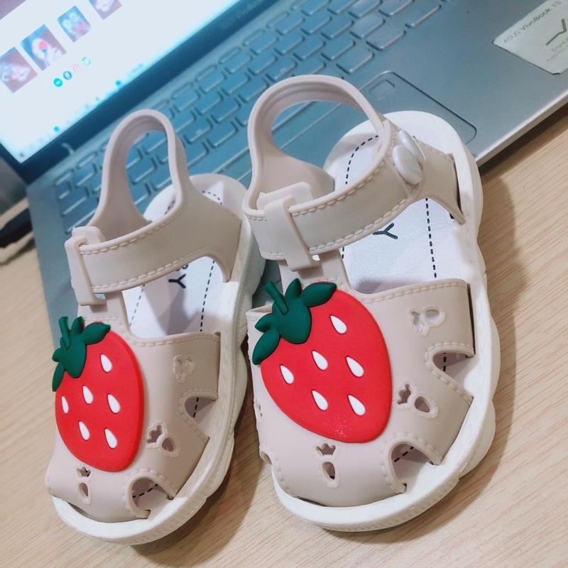Sandal rọ bít mũi hình trái dâu cho bé siêu cưng