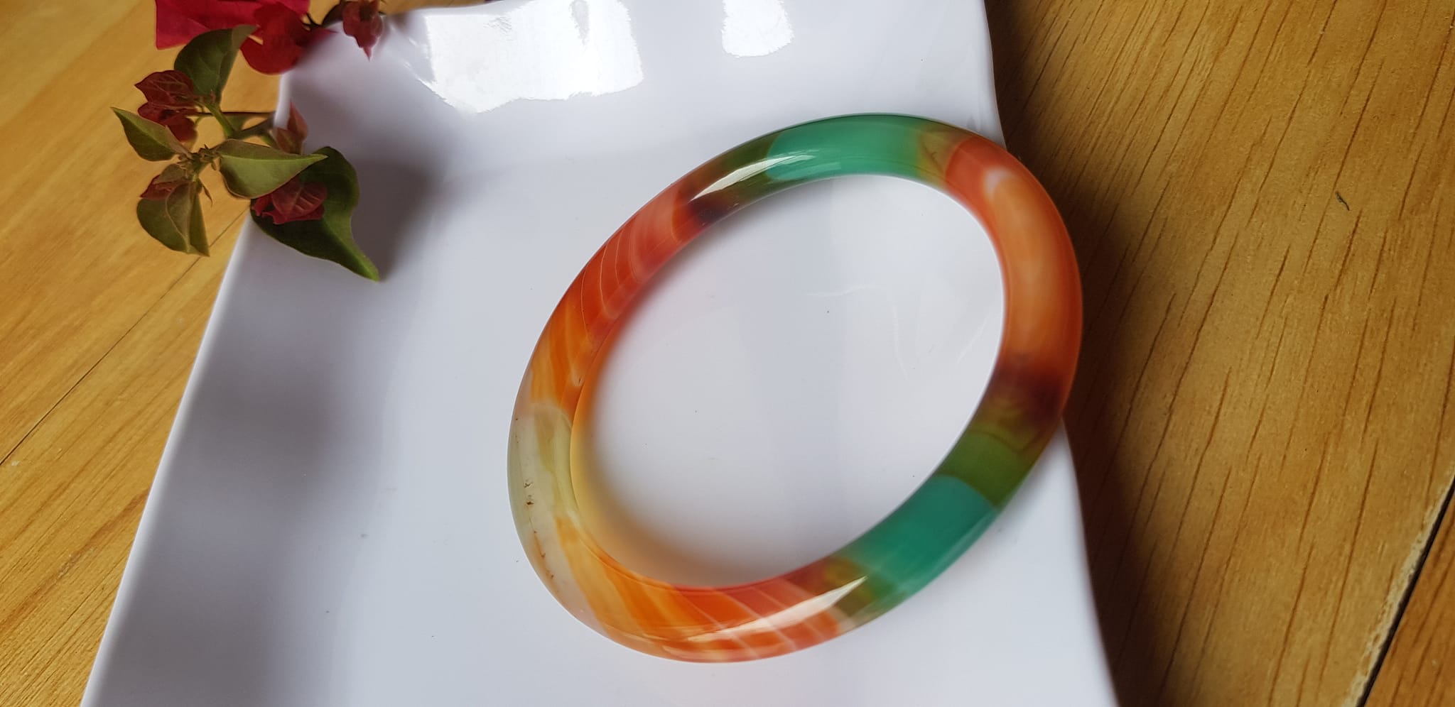 Vòng tay đá mã não tứ quý mới đỏ cam xanh dương xanh lá cam trắng vân sọc xéo xéo rất đẹp Vòng Ni 59mm x cọng 7,8mm Nữ 58kg - 70kg đeo Món quà tặng nữ ý nghĩa ạ