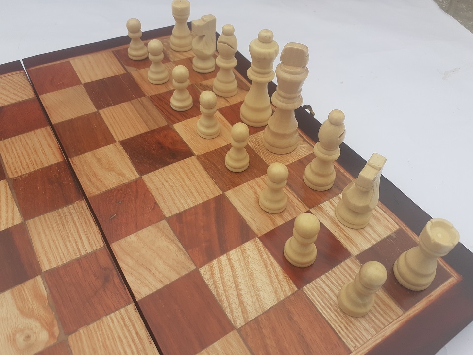 Bàn cờ vua gỗ tự nhiên DAICAT kích thước 35x36cm - Quân cờ vua gỗ tần bì