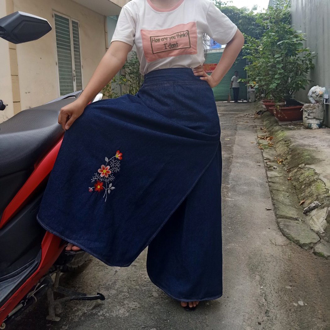 Váy Chống Nắng Xẻ Tà Cao Cấp Vải Jean Cotton Dày Dặn, Mềm Mại Thêu Họa Tiết Hoa Anh Đào Có Nút Bấm Chân