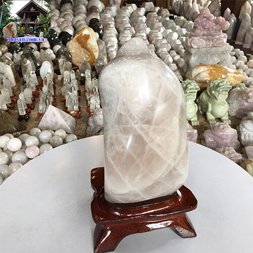 Trụ đá thạch anh hồng tự nhiên nguyên khối T423 phong thủy nặng 4.9kg kích thước 26x14cm – Vật phẩm phong thủy may mắn