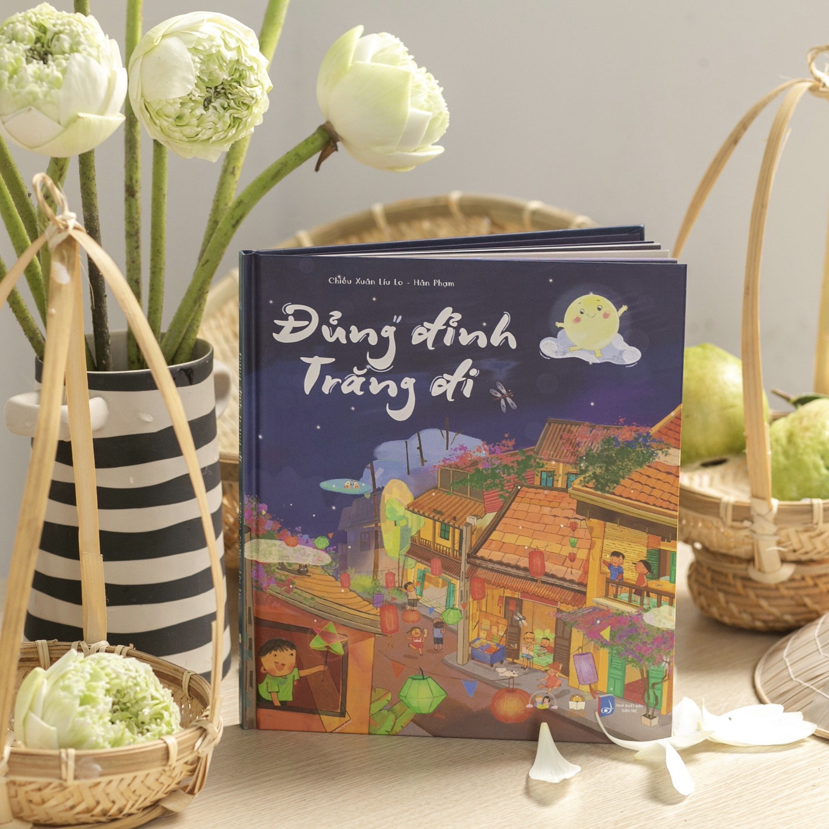 Đủng Đỉnh Trăng Đi - Sách thơ kết hợp âm nhạc kèm sticker, bookmark cho bé 0-3 4-6 tuổi - LionBooks