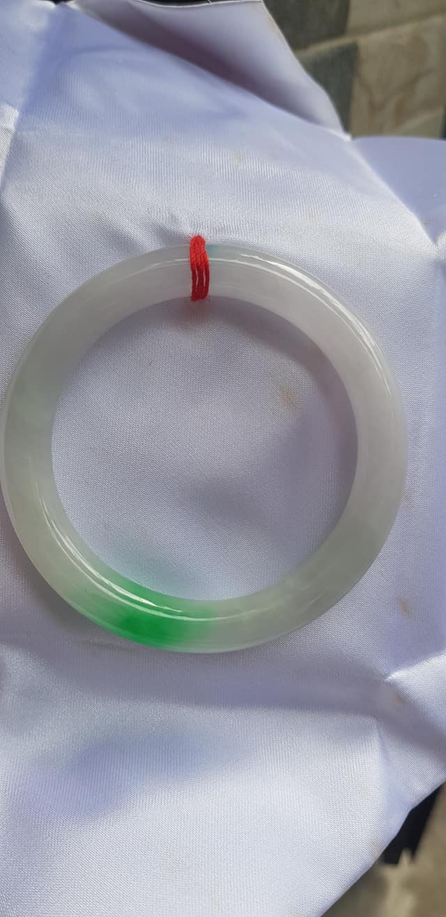 Vòng Cẩm Thạch tự nhiên Tr Lý Ni 52mm Vòng size 52mm x chột 8mm bóng đẹp màu trắng bóng điểm xanh lý tươi đậm đẹp 1 điểm nhấn của vòng xinh xắn lắm Nữ 50kg - 55kg kim mệnh thuỷ đeo hợp ạ