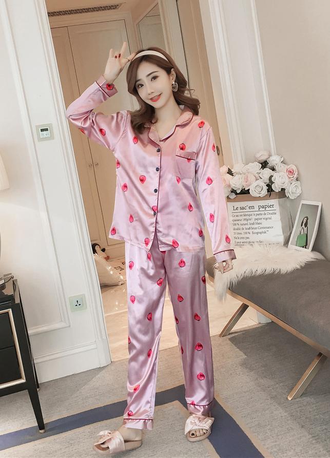 Bộ đồ mặc nhà nữ phi lụa hoạ tiết trái dâu cực xinh CDANP13