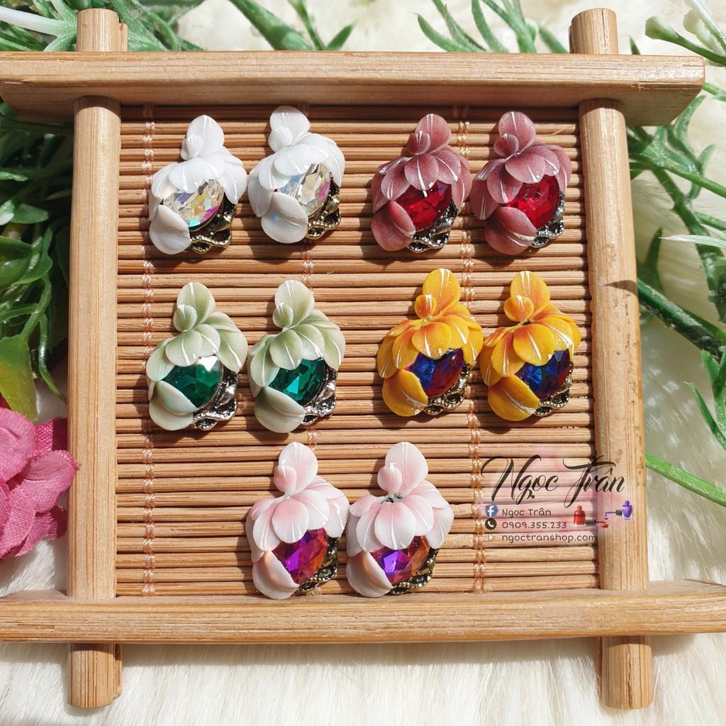Hoa nửa ôm charm rắn đá khối BHY018