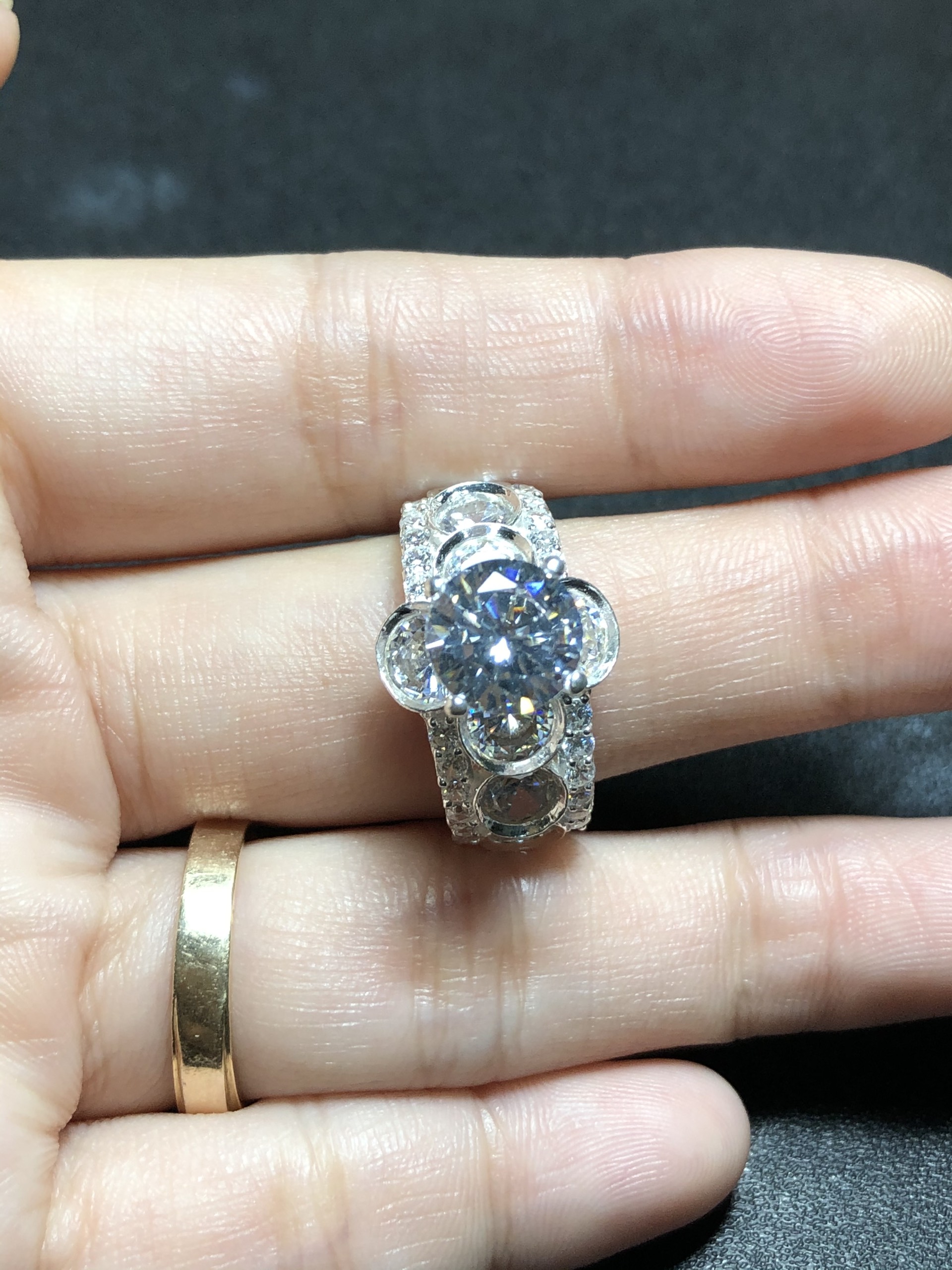 Nhẫn bạc đính đá zircon rất đẹp - bạc thật