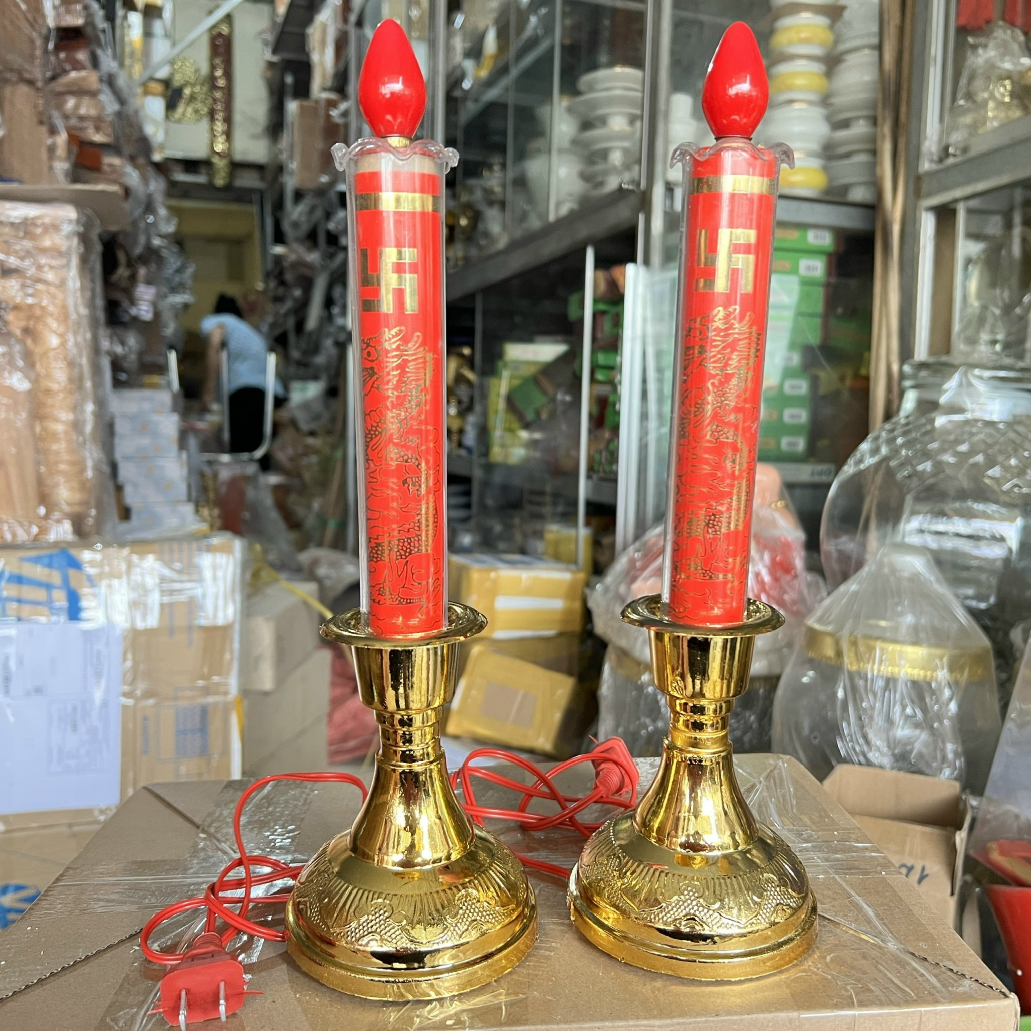 Cặp đèn bàn thờ hình nến hoa văn rồng đỏ cực đẹp cao 33.5cm