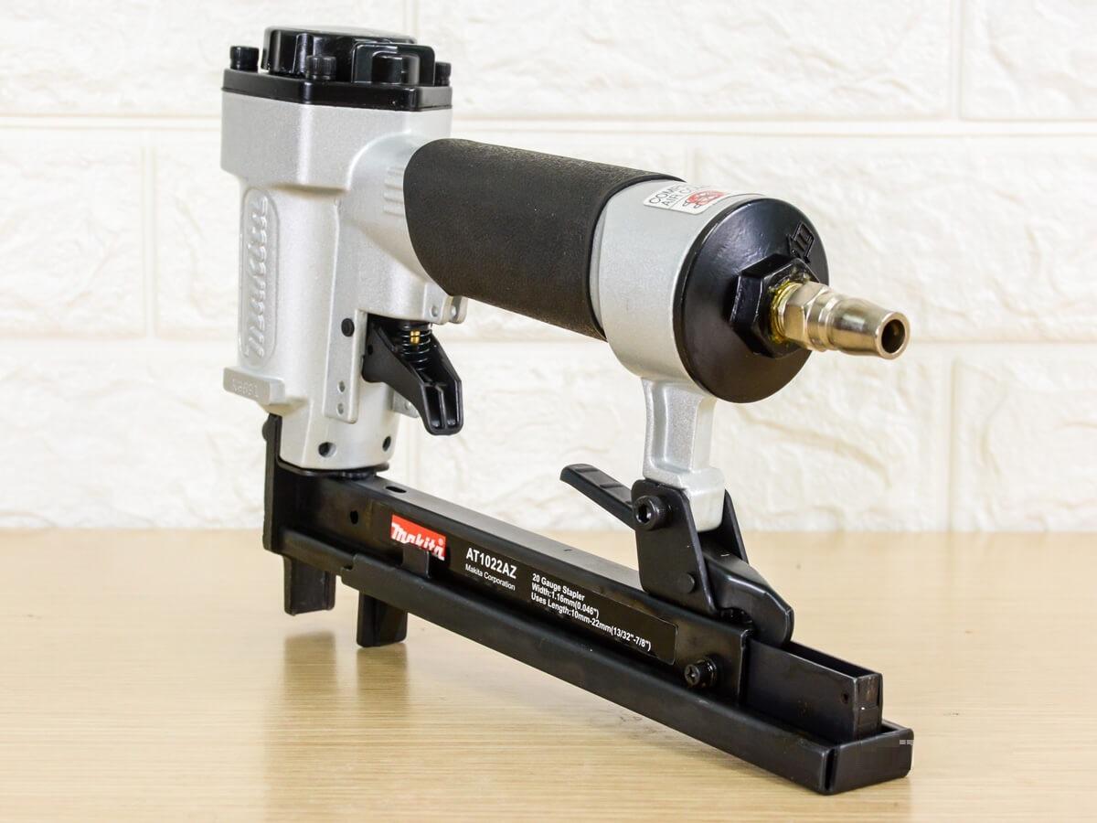 MÁY BẮN GHIM HƠI 22MM (11.2MM) MAKITA AT1022AZ- HÀNG CHÍNH HÃNG