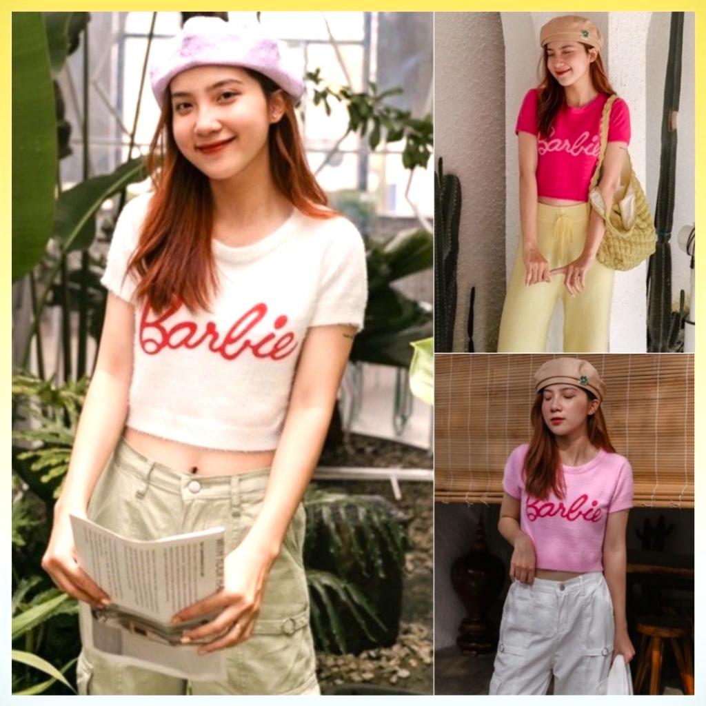 Áo LEN BÔNG Montoghi dệt kim cổ tròn cộc tay in chữ Barbie màu sắc tươi tắn dễ thương