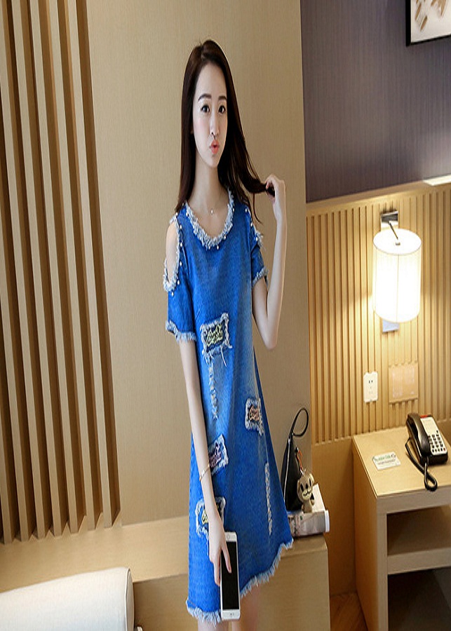Đầm jean cutout đính hạt cổ tròn