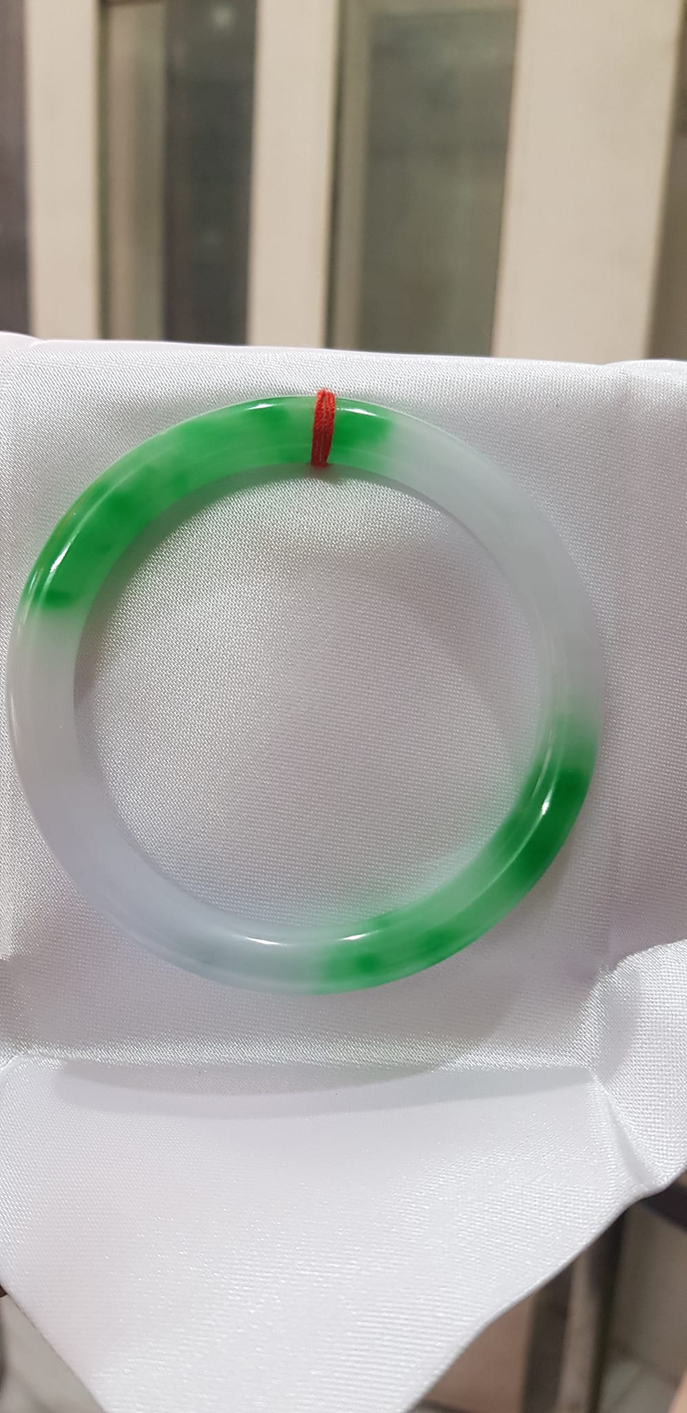 Vòng tay Nữ Đá Cẩm Thạch mới TR Lý 57 mm x cọng 7,5mm Màu Xanh lý tươi trắng 2 bên đều vòng đẹp Nữ 55kg - 64kg đeo đẹp món quà tặng chính mình và người thân đeo đẹp ạ