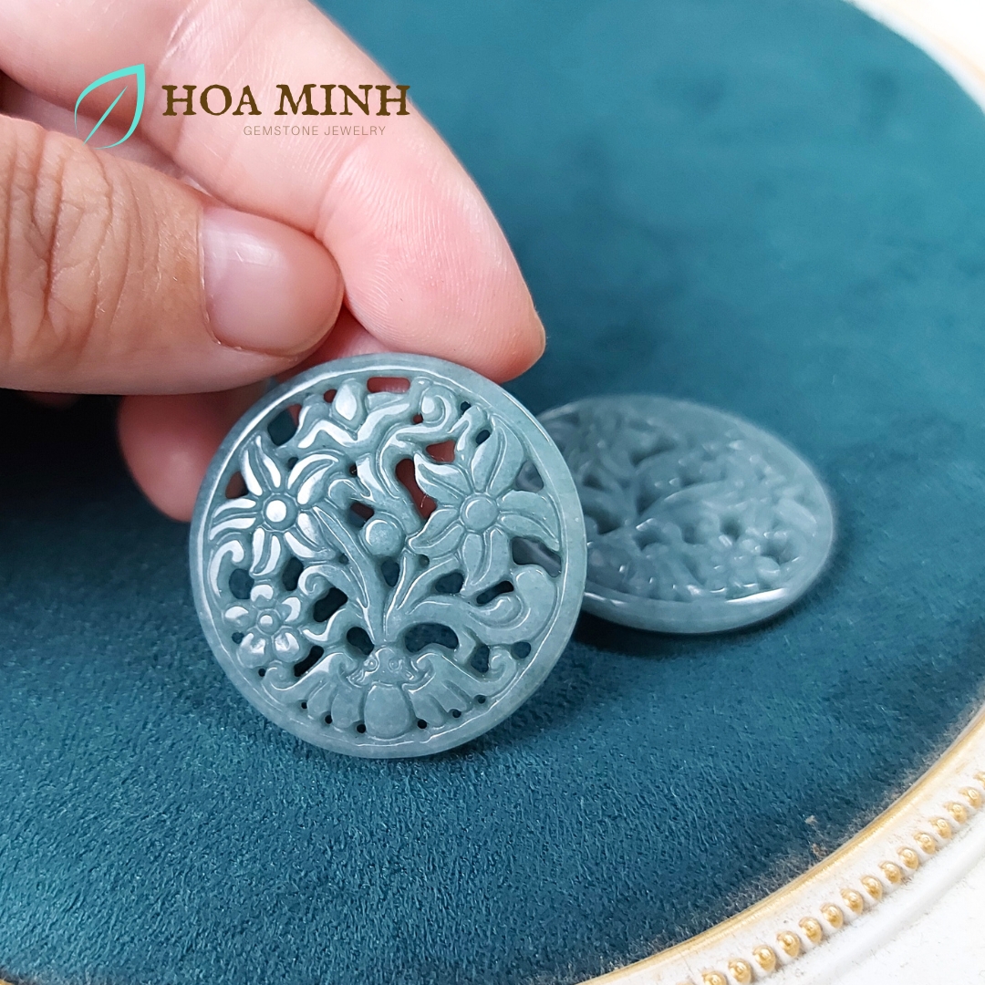 Mặt dây đá Cẩm Thạch ngọc lam tròn chạm hoa đường kính 34mm phong cách thanh lịch, cổ điển không kén mệnh