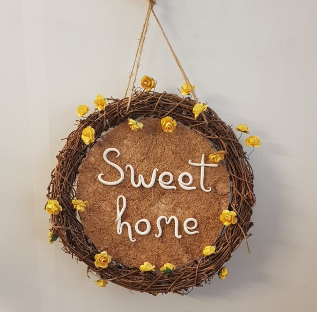 Vòng hoa trang trí, vòng hoa gỗ kết hợp cùng thông điệp "Sweet Home", phụ kiện trang trí nhà cửa xinh xắn. Món quà dễ thương dành tặng bạn bè, người thân. Giao từ HCM