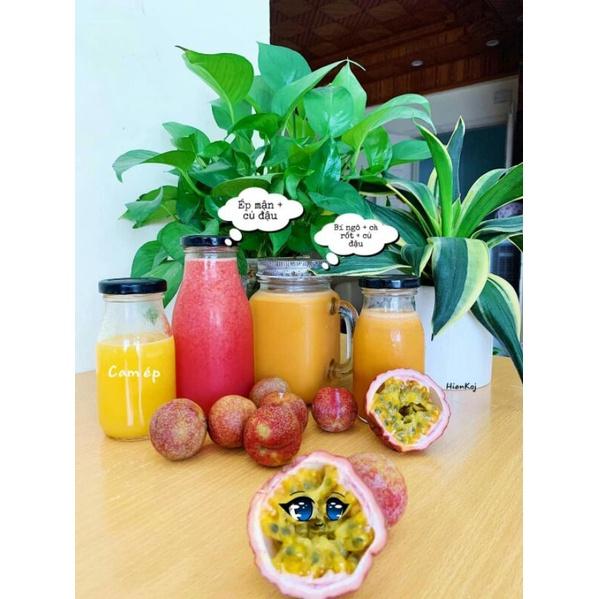 Ly thủy tinh quai 500ml có nắp có lỗ cắm ống hút