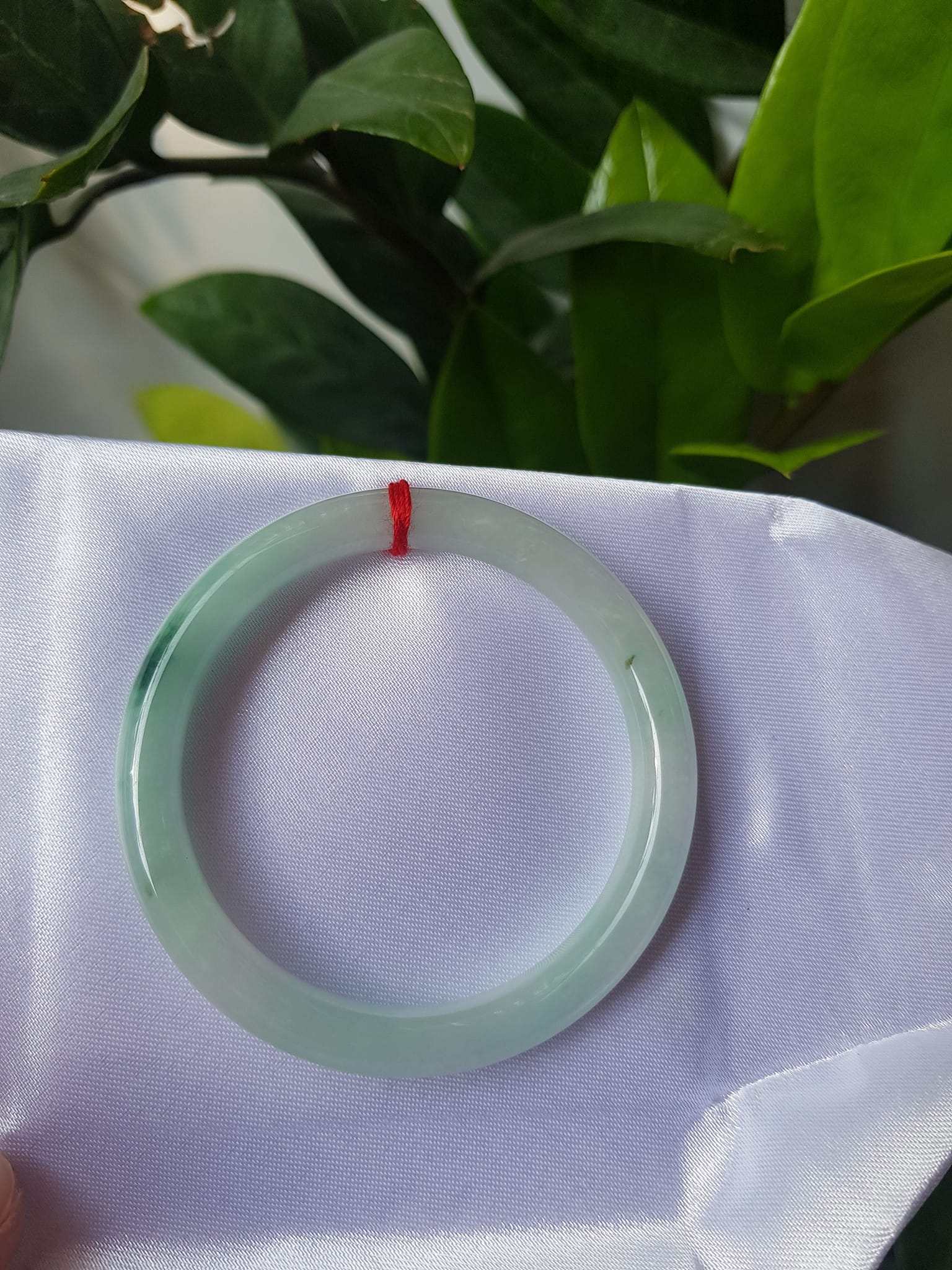 Vòng cẩm thạch tự nhiên A LÝ 51mm x 7,2mm Màu xanh lý nhẹ tô điểm 1 Vân Xanh Lý Đậm đẹp Nữ Mộc Hỏa Thủy 50kg - 57kg ạ