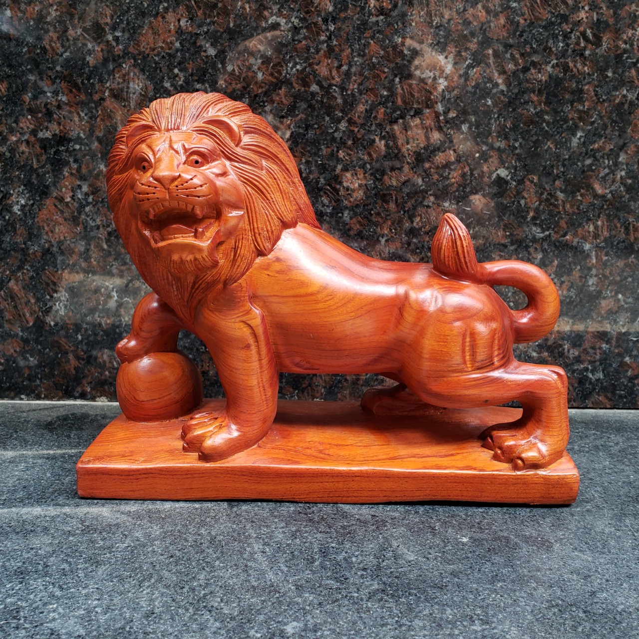 Linh vật tượng con sư tử bằng gỗ hương