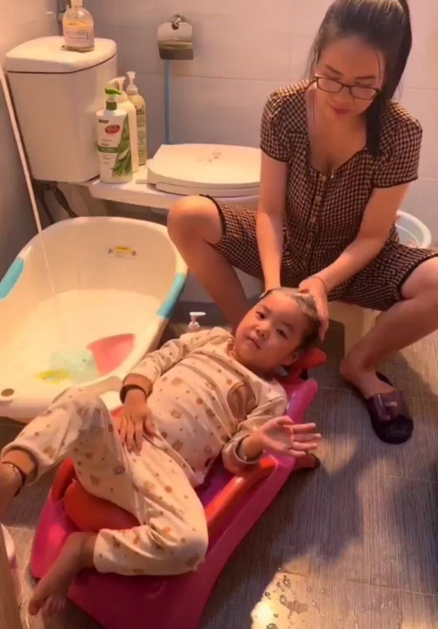 Ghế gội đầu cho bé trai - Màu ngẫu nhiên
