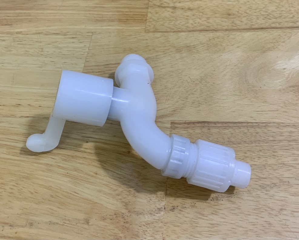 Vòi nước nhựa trắng