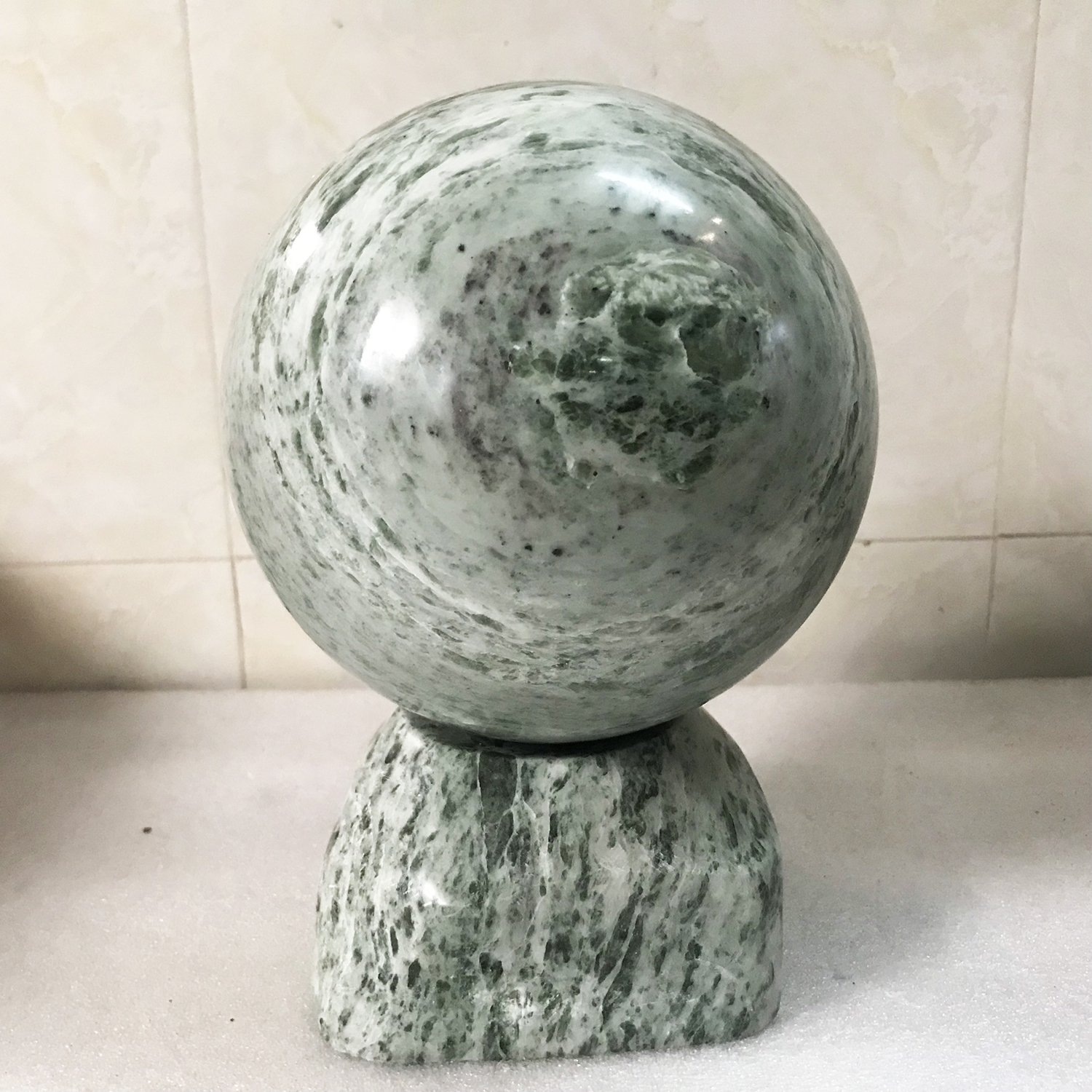 Quả cầu phong thủy đá tự nhiên đường kính 13 cm nặng 4 kg cho người mệnh Hỏa và Mộc. ngọc serpentine