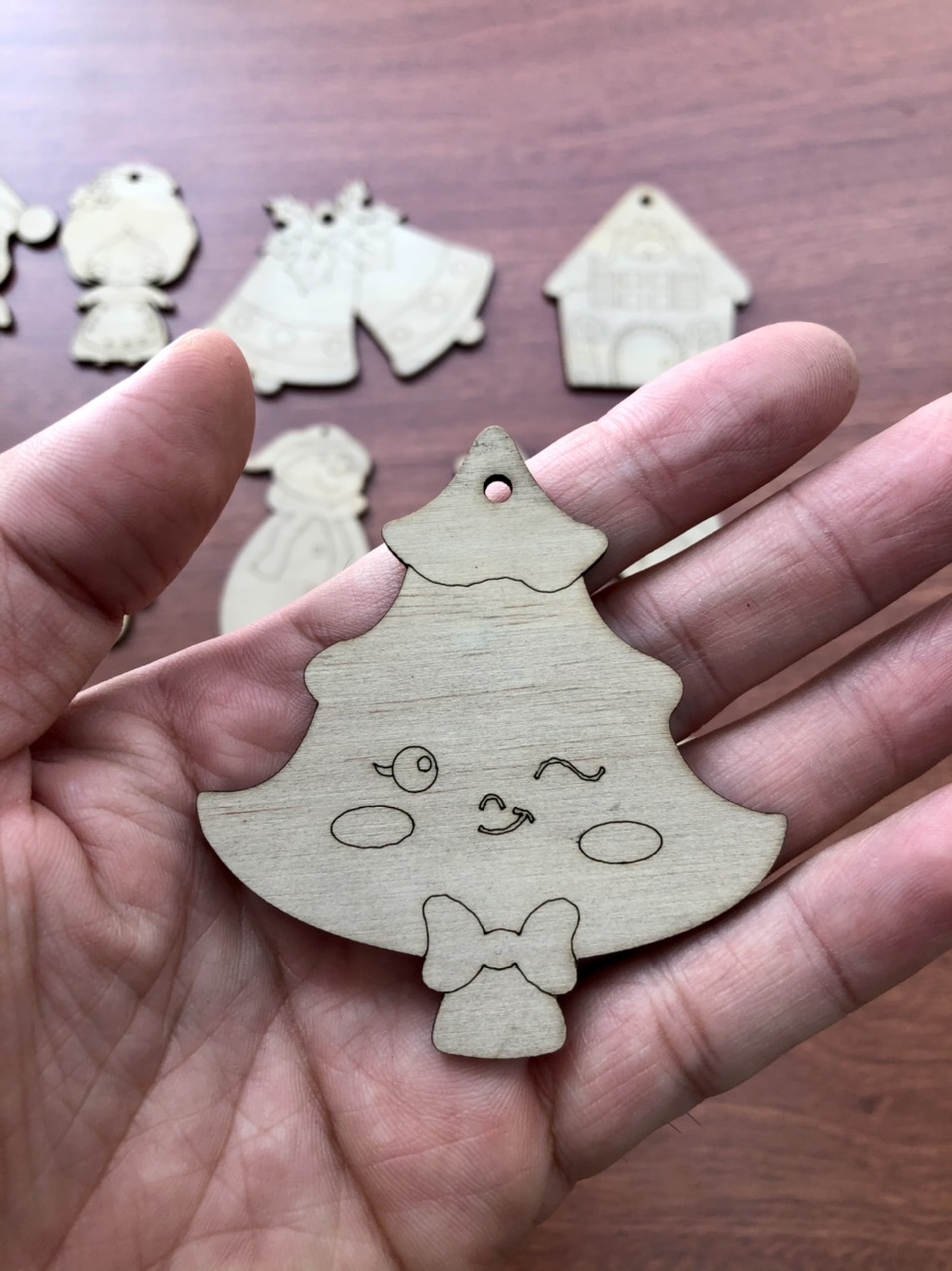 Trang trí Noel với Bộ Gỗ tự tô mầu Có dây và Set 6 mầu đi kèm