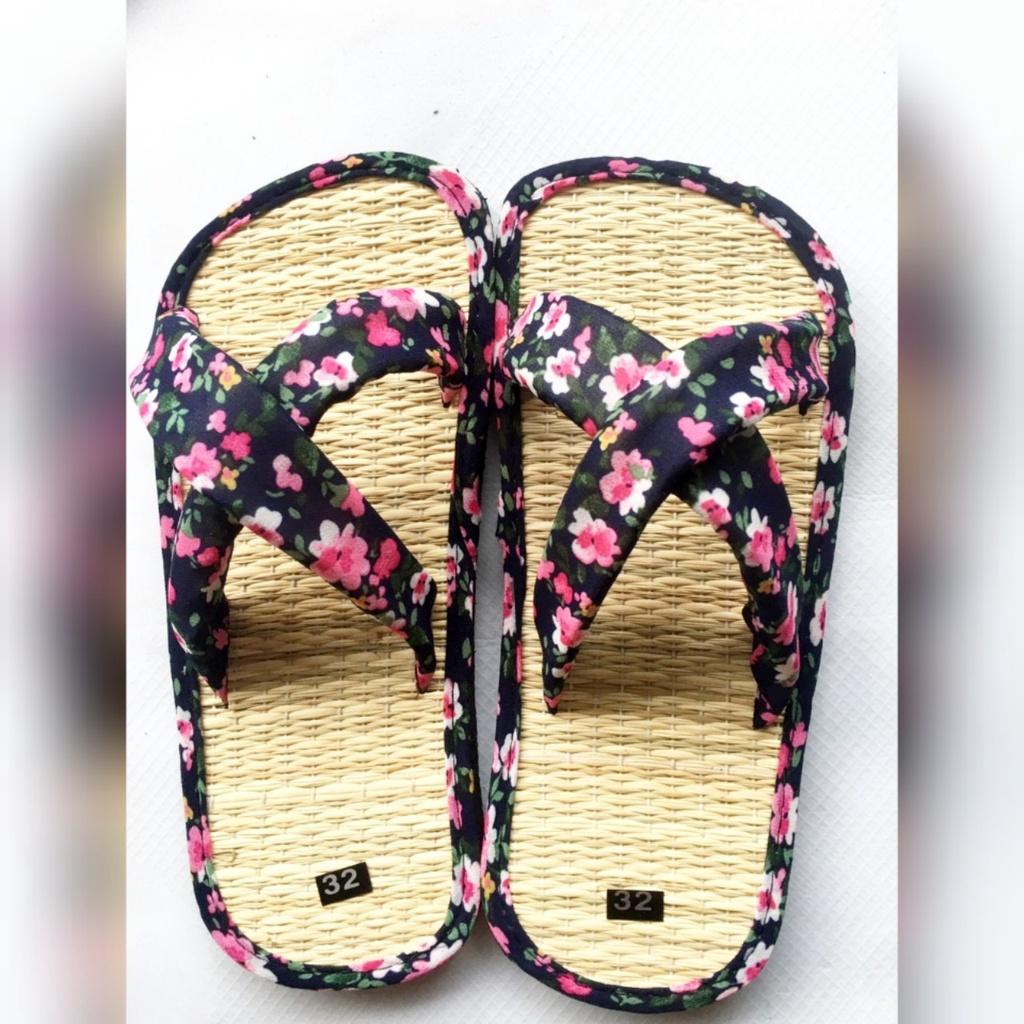 Dép chiếu bé gái