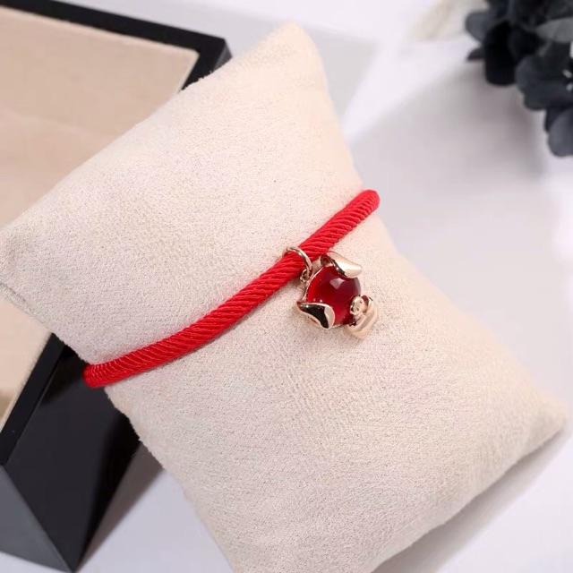 Vòng tay titan dây đỏ ủn ỉn