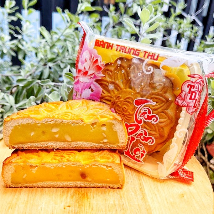 Bánh Trung Thu Nhân Sen Hạt Dưa Chay Tân Dân Lợi - 200g - Bánh Trung Thu Chay- Date mới - Bao đổi trả