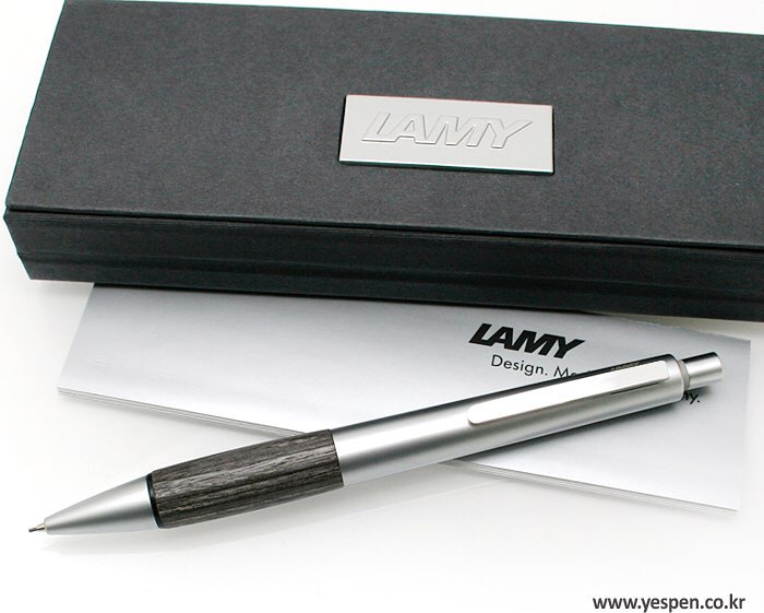 Bút Bi Nước Lamy Accent B&amp;J Kèm Túi Giftset '' Sự Nghiệp Vững Vàng - Vươn Xa Biển Lớn '' Cao Cấp