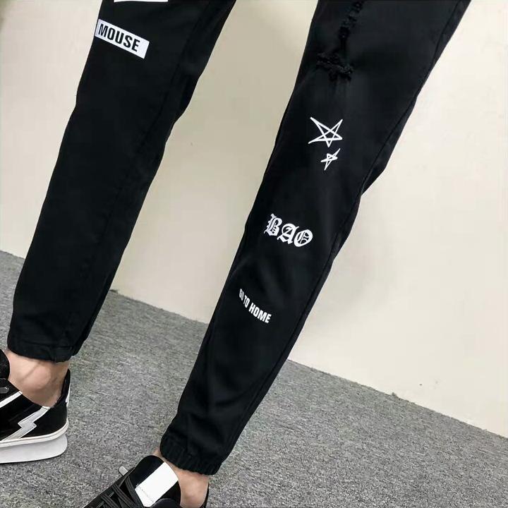 Quần Jogger Nam ống bo 9 tấc rách xước cùng họa tiết in độc đáo mang phong cách Hàn Quốc chất liệu vải Cotton cao cấp, co giãn nhẹ ôm vừa hợp xu hướng thời trang