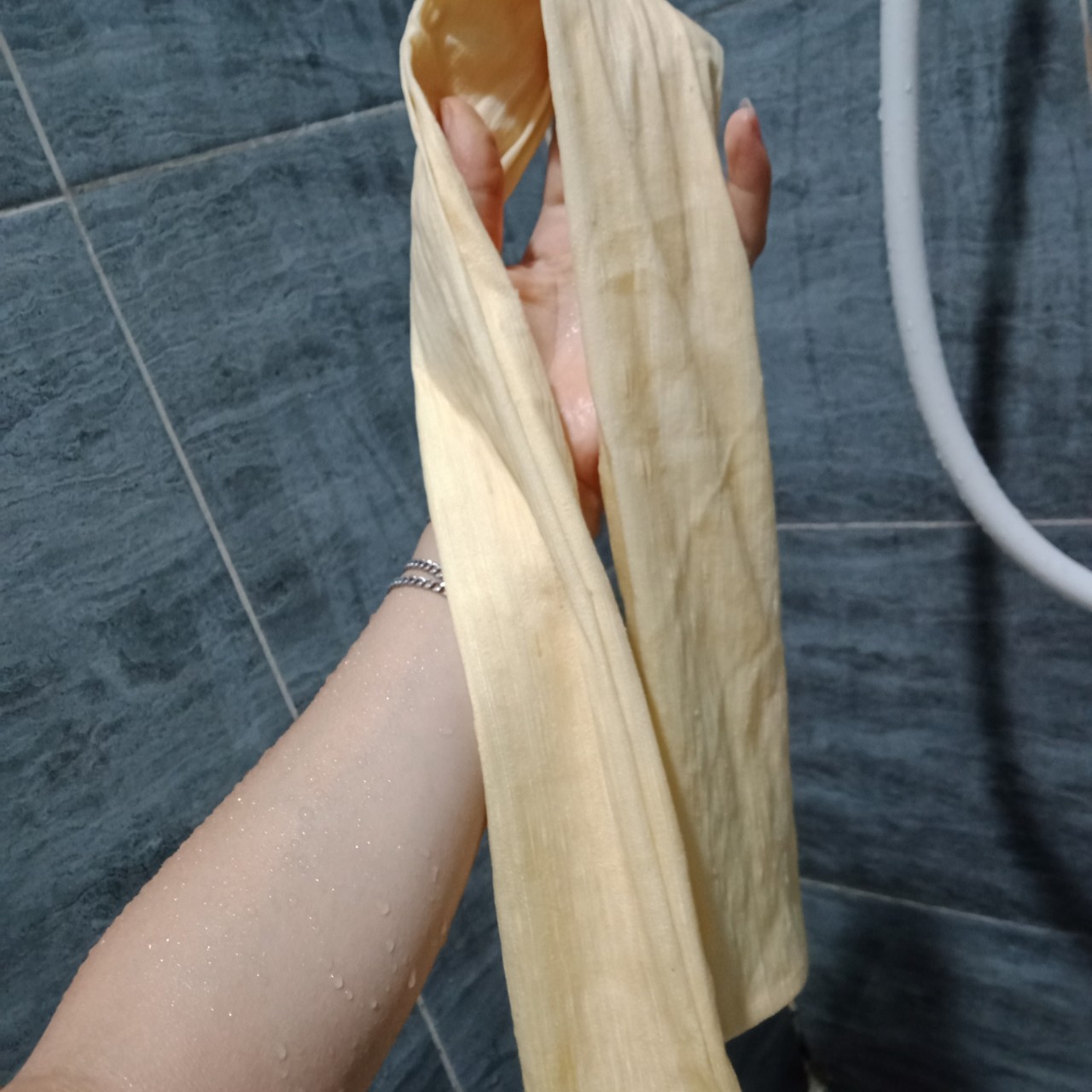 Khăn tơ tằm tẩy da chết cho body: tự nhiên, an toàn, hiệu quả cao