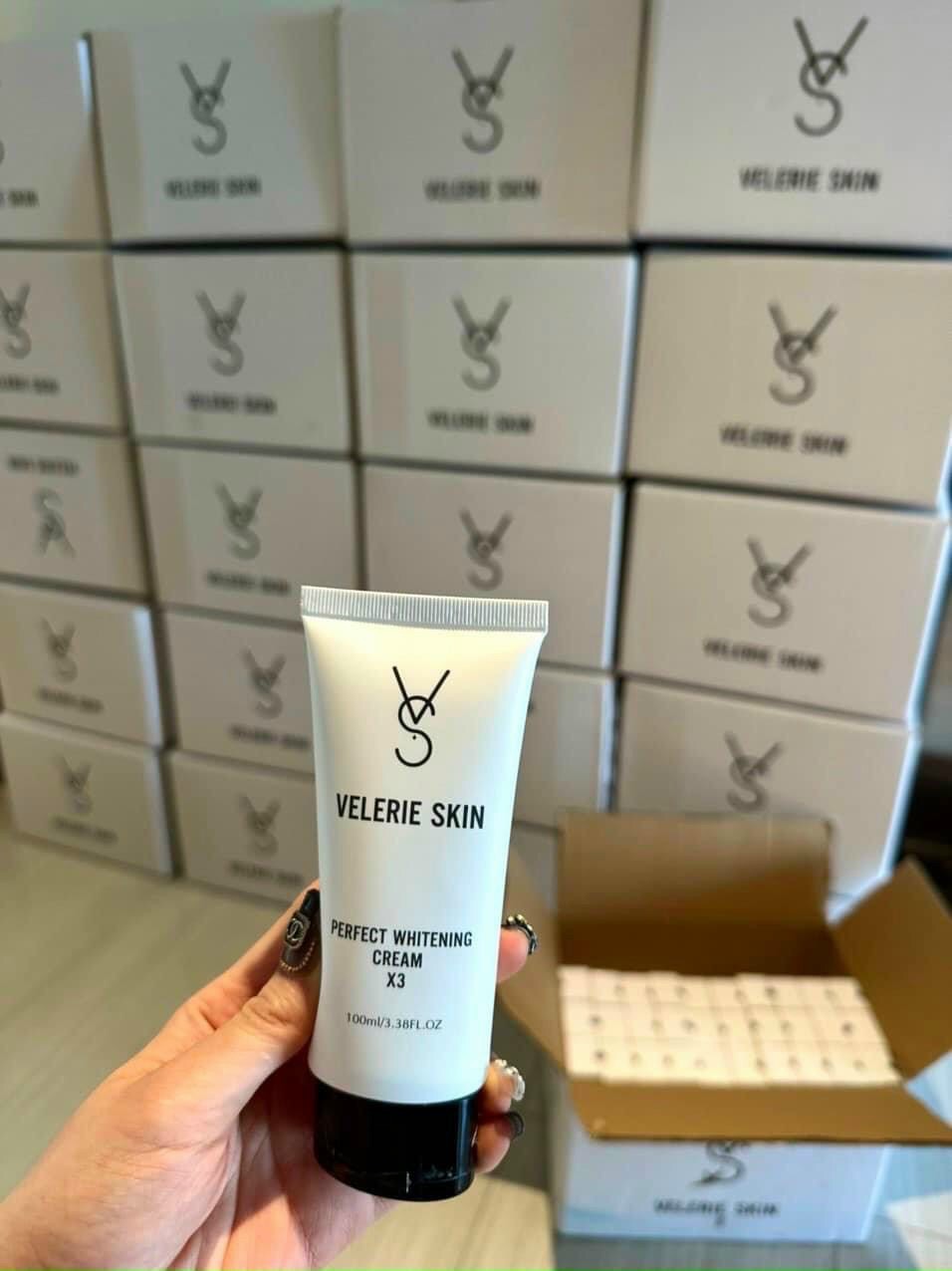Kem Xóa Thâm Velerie Skin Perfect Whitening Cream x3. Hiệu quả trên cả 6 vùng: mông, bikini, ti, nách, đầu gối, khuỷu tay. Chất kem trong, thấm nhanh, chống nước.